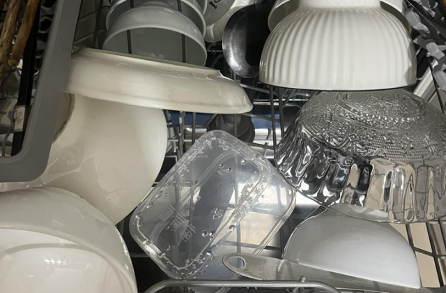 Nước Trợ Xả Trong Máy Rửa Bát: Thực Hư Về An Toàn Sức Khỏe