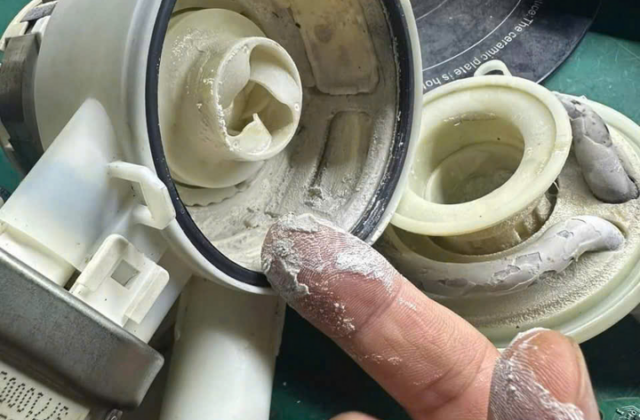 Tại Sao Cần Sử Dụng Muối và Nước Bóng Trong Máy Rửa Bát?
