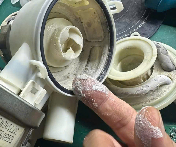 Tại Sao Cần Sử Dụng Muối và Nước Bóng Trong Máy Rửa Bát?