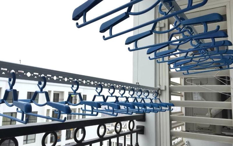 Cách lựa chọn cây phơi đồ "chất lượng" chị em nên biết 1 Cây phơi đồ trong nhà