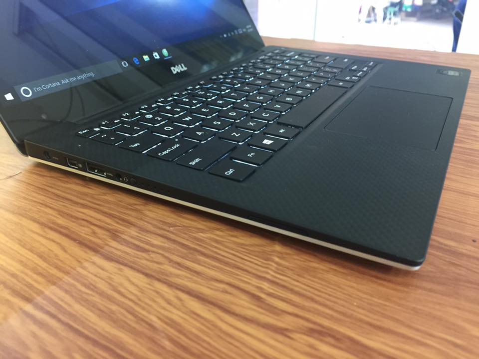 Các cổng kết nối trên Dell Xps 13 9350 khá tối giản