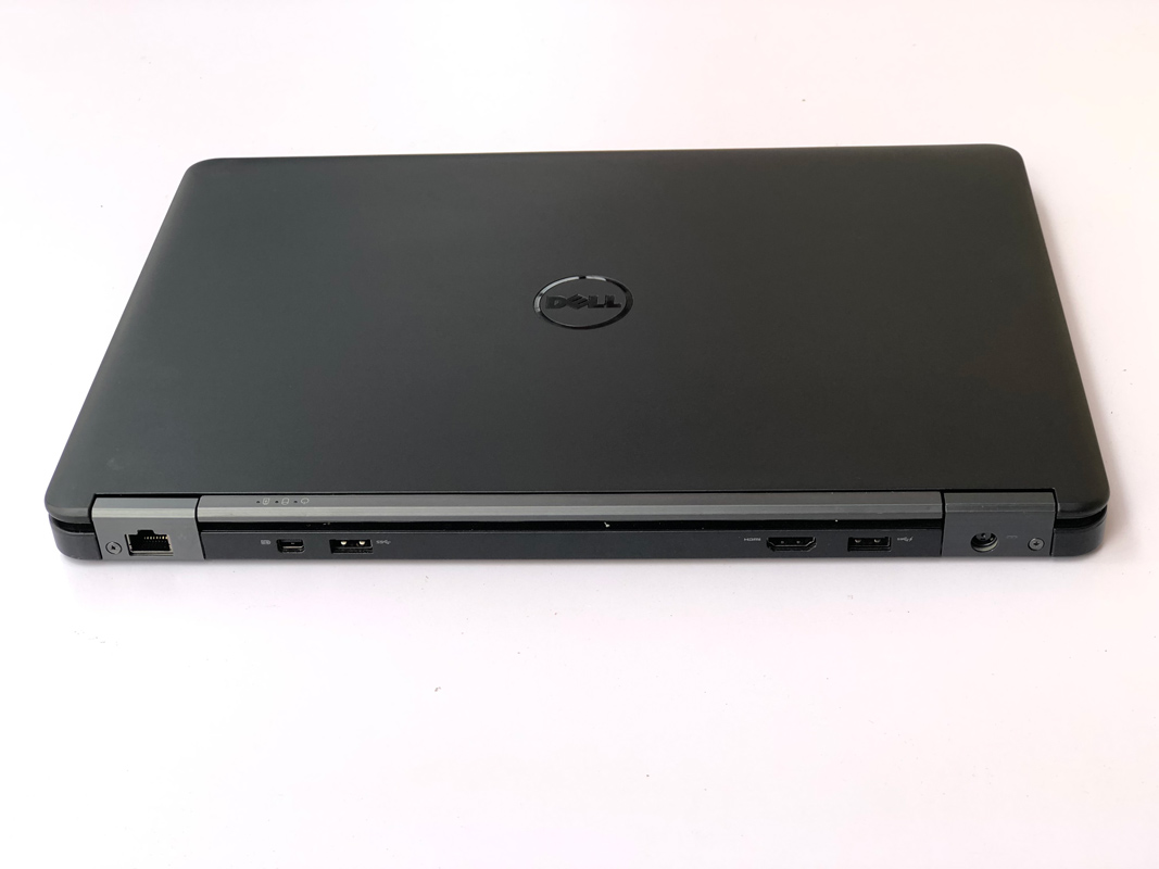 Các cổng kết nối của Dell E7450 được bố trí phía sau máy