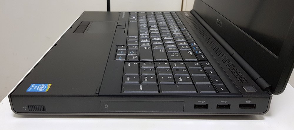 cong-ket-noi-m4800 Dell M4800 có khá nhiều cổng kết nối
