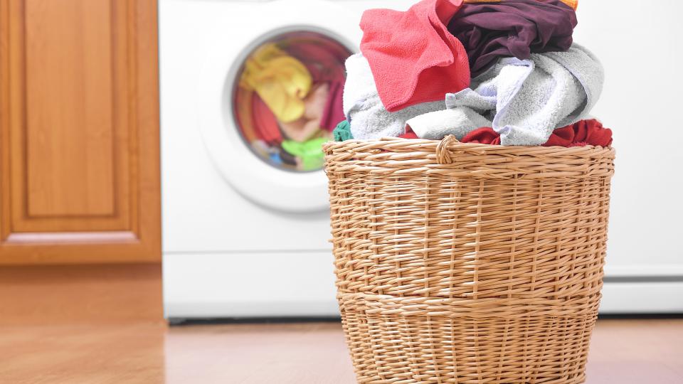 Bí Quyết Làm Khô Quần Áo Nhanh Chóng Ngày Mưa 4 Thời điểm giặt áo quần tốt nhất là buổi sáng sớm