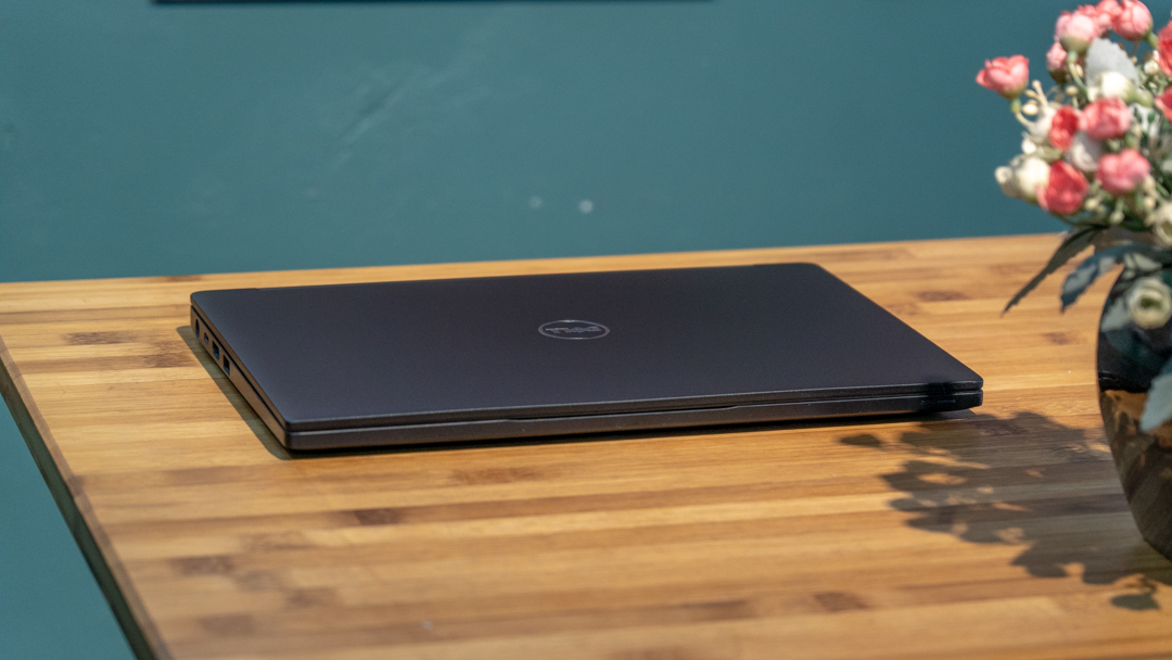 Dell Latitude E7280 với thiết kế bo tròn góc, mang cảm giác mềm mại