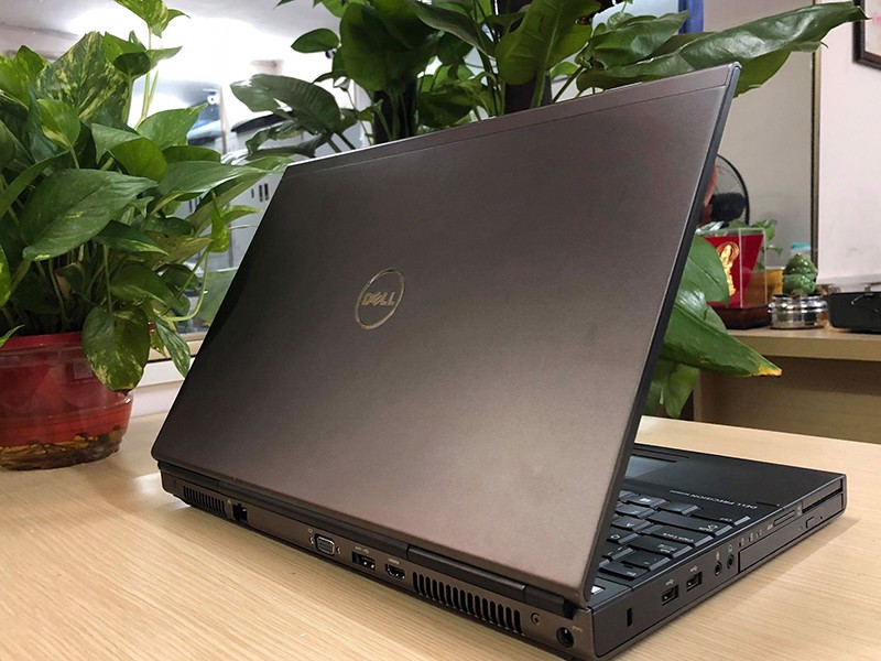 Mặt của Dell Precicion M4700 phủ một màu nâu mạnh mẽ, cá tính