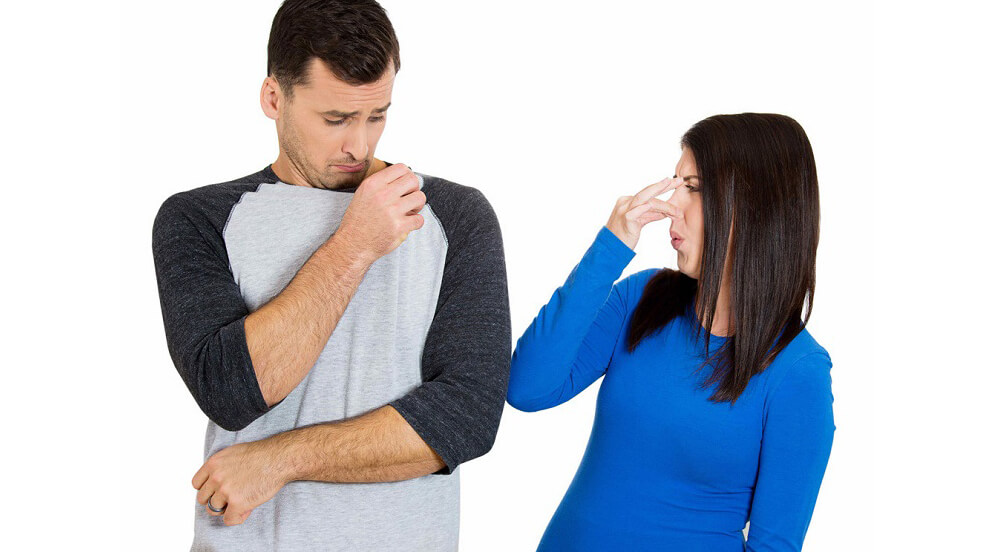 Bí Quyết Làm Khô Quần Áo Nhanh Chóng Ngày Mưa 1 Mặc quần áo ẩm có mùi hôi khó chịu khiến bạn tự ti khi giao tiếp